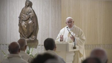 Papa a S. Marta: Angeli custodi, la nostra porta quotidiana alla trascendenza